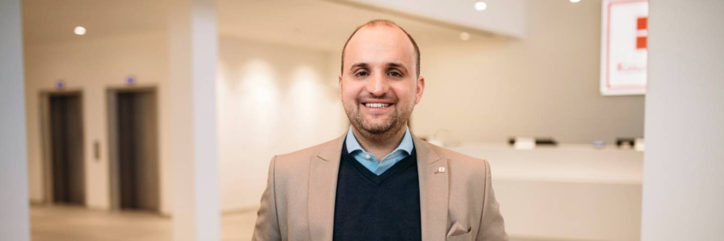 Unser Geschäftsführer posiert lächelnd am Kaufland-Empfang.