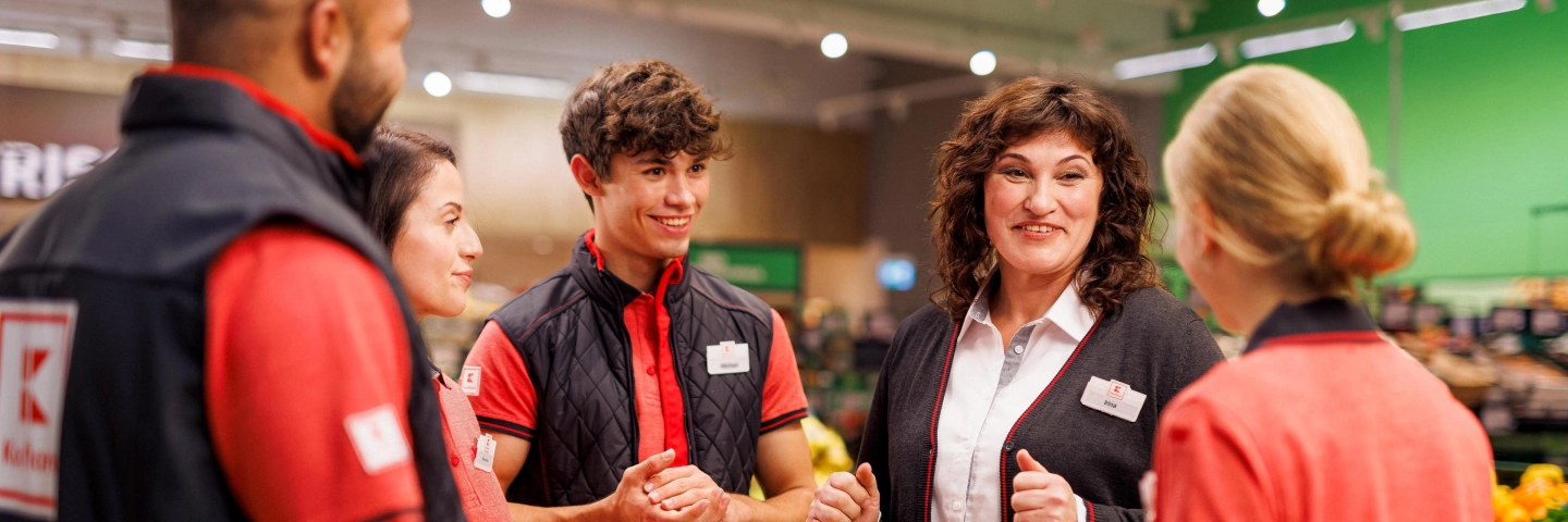 Das Kaufland-Verkaufsteam im Gespräch mit Hausleitung in der Filiale.