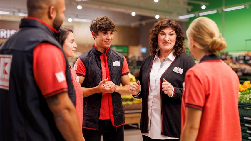 Das Kaufland-Verkaufsteam im Gespräch mit Hausleitung in der Filiale.