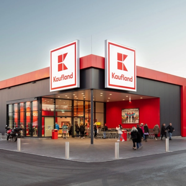 Außenaufnahme einer Kaufland-Filiale mit Kunden.