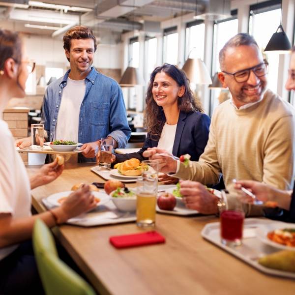 Beim Mittagessen: Kaufland-Mitarbeiter genießen ihre Pause in unserer freundlichen und hellen Kantine.