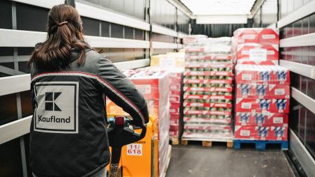 Kaufland-Mitarbeiterin transportiert Artikel für die Tafel.