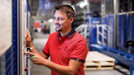 Logistikmitarbeiter von Kaufland am Automaten.