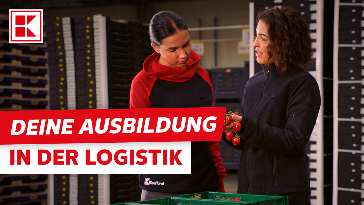 Zwei Kaufland Mitarbeiterinnen im Lager, eine davon hält Tomaten. Der Text "DEINE AUSBILDUNG IN DER LOGISTIK" ist eingeblendet.