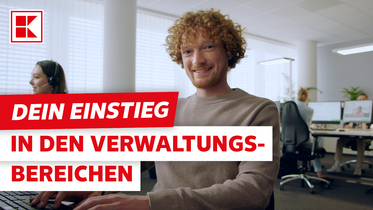 Ein lächelnder Mitarbeiter sitzt an einem Schreibtisch im Büro. Der Text "DEIN EINSTIEG IN DEN VERWALTUNGSBEREICHEN" ist eingeblendet.