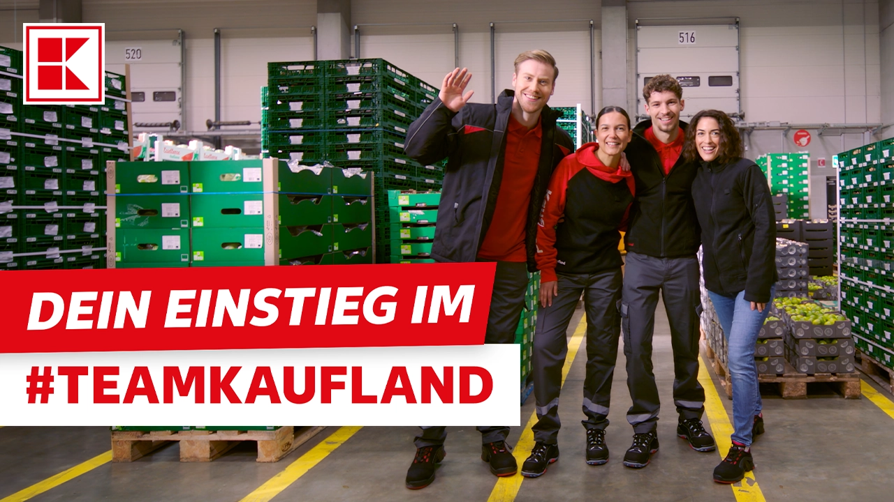 Vier lächelnde Kaufland Mitarbeiter in Arbeitskleidung stehen in einer Lagerhalle. Der Text "DEIN EINSTIEG IM #TEAMKAUFLAND" ist eingeblendet.