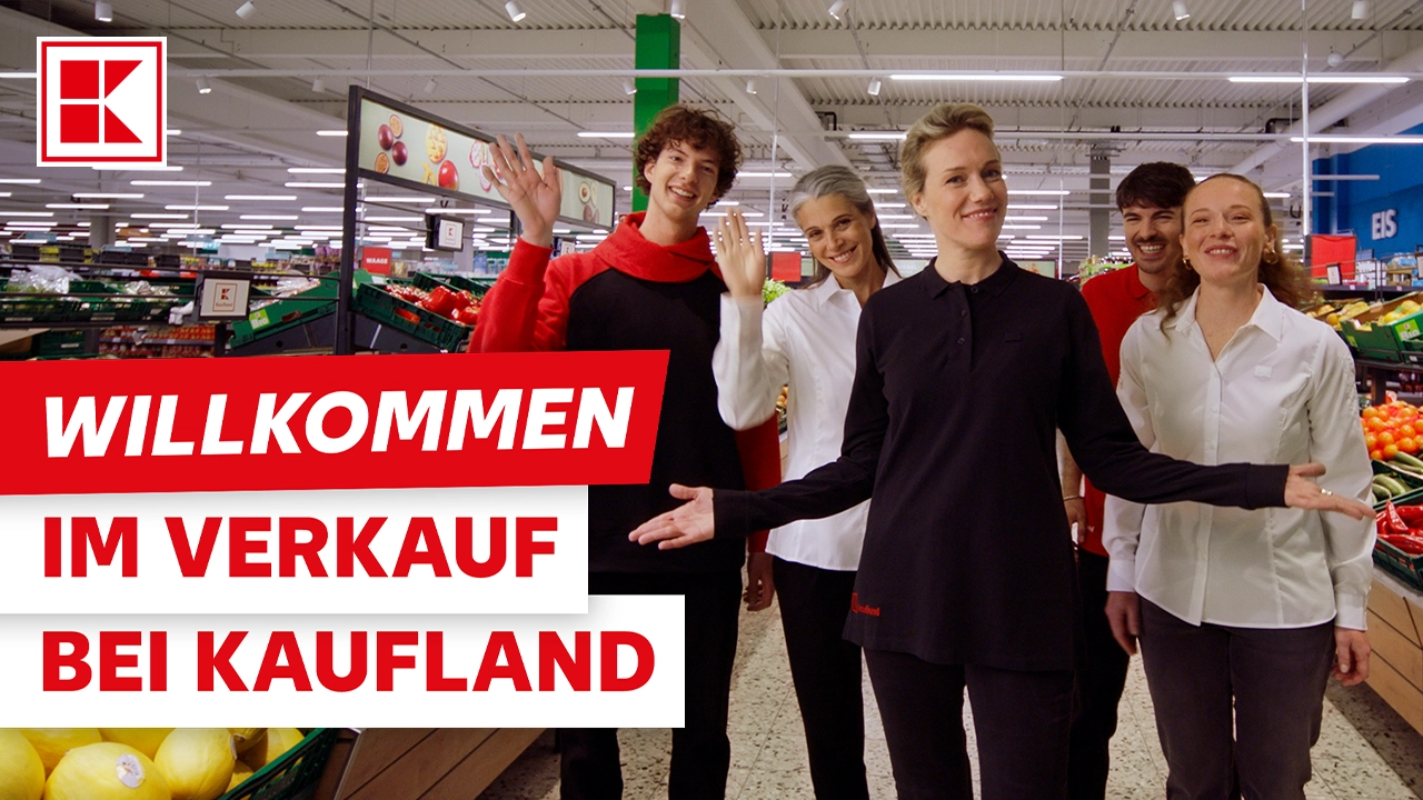 Fünf lächelnde Mitarbeiter winken in der Filiale. Der Text "WILLKOMMEN IM VERKAUF BEI KAUFLAND" ist eingeblendet.