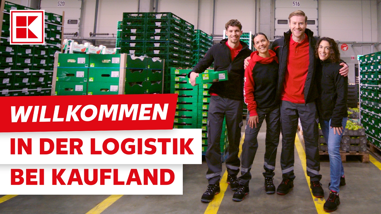 YouTube Thumbnail mit der Aufschrift Willkommen in der Logistik bei Kaufland mit vier Personen aus dem Logistikzentrum, die freundlich in die Kamera schauen.