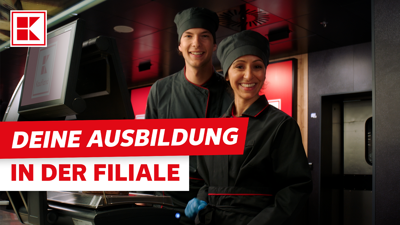 Zwei lächelnde Mitarbeiter in Berufskleidung stehen an einer Frischetheke. Der Text "DEINE AUSBILDUNG IN DER FILIALE" ist eingeblendet.
