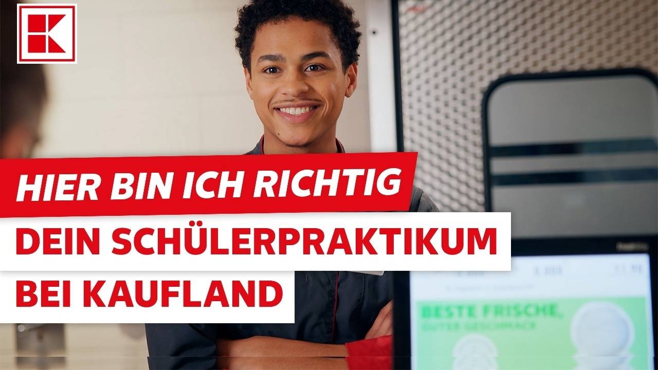 Junger Azubi bei Kaufland steht an der Bedientheke und lächelt einen Kunden freundlich an