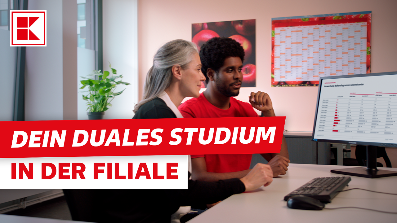 Zwei Kaufland Mitarbeiter, eine Filialleitung und ein Student, arbeiten zusammen am Computer. Der Text "DEIN DUALES STUDIUM IN DER FILIALE" ist eingeblendet.